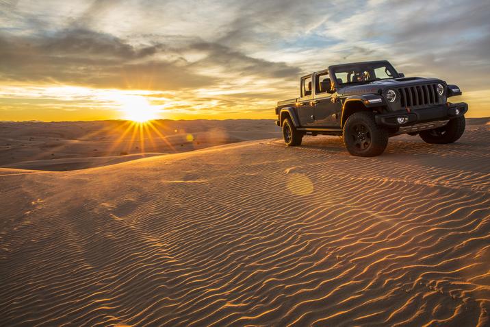 Jeep Gladiator Mojave 2020 sur une butte